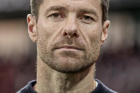 lol视频-勒沃库森发布备战花絮，关键时刻回应争议，欧联任务艰巨，身体对抗强度拉满(勒沃库森今年为何如此之猛)